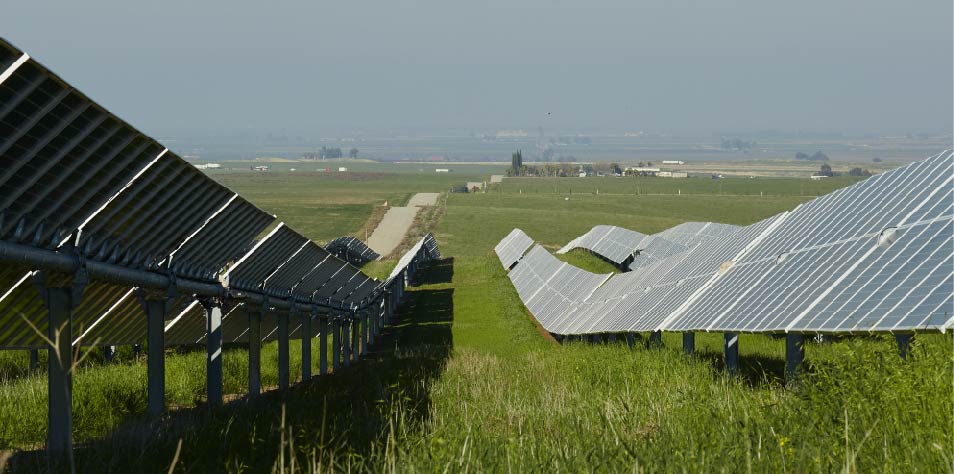 [Spanish] El nuevo seguidor solar de Nextracker para terrenos pronunciados implica hasta un 90% menos de movimientos de tierra